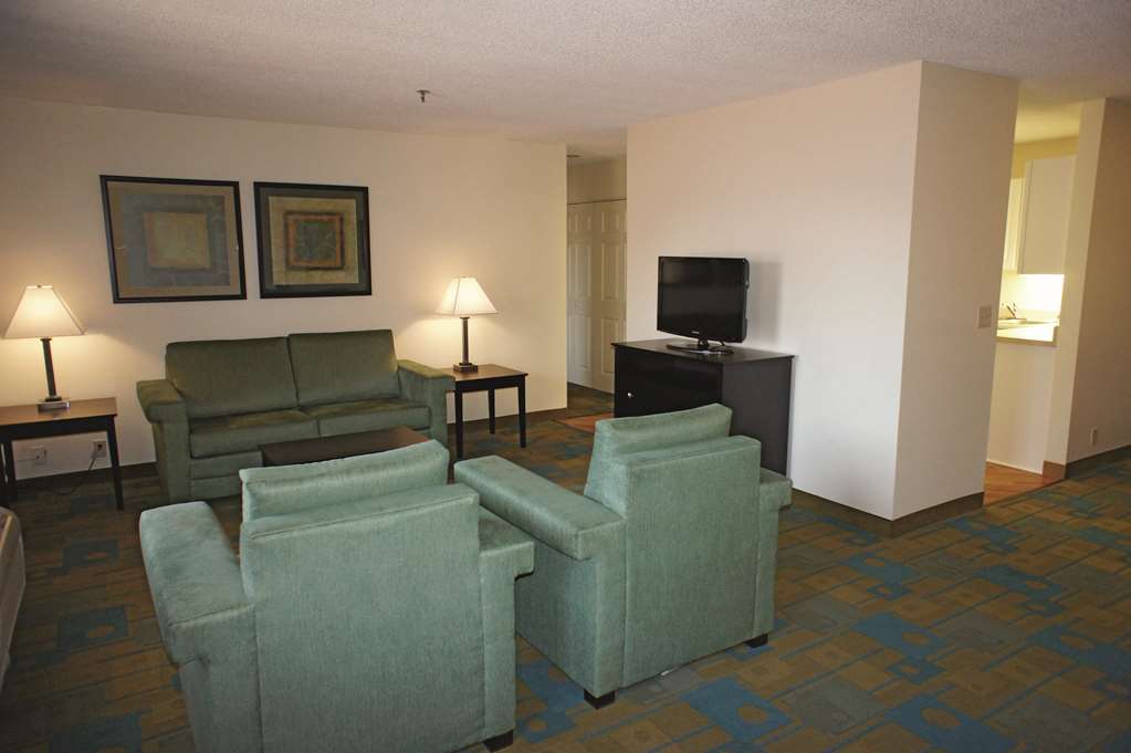 La Quinta Inn & Suites by Wyndham St. Pete Clearwater Airpt - photo 39
