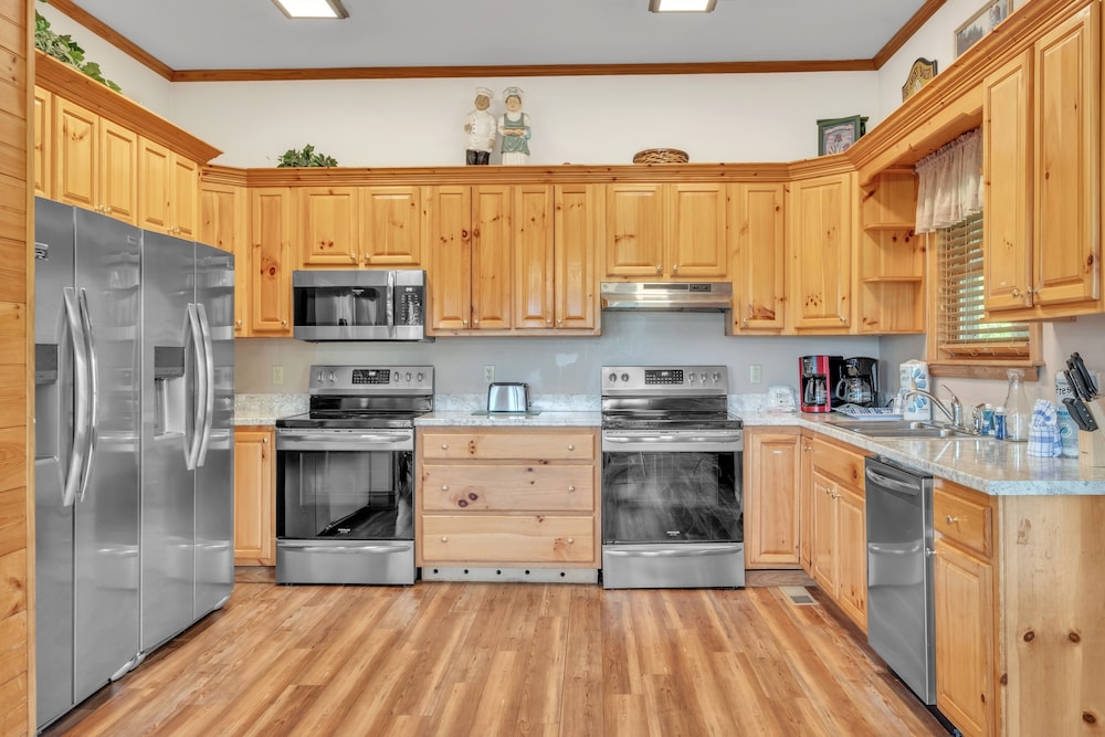 Heavenly Views Amazing Mountain Views 8 Bedroom Cabin by Heavenly Views Resort - photo 10