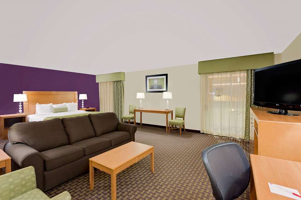 Ramada by Wyndham Marquette - photo 18