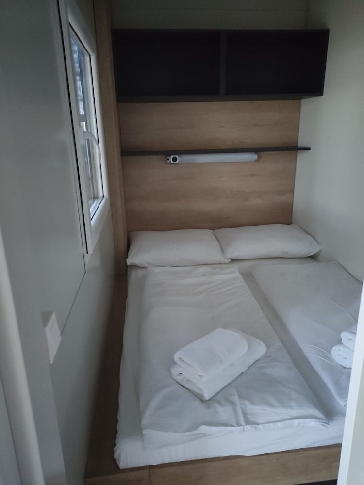 Dalmatino Pleasure Mobile Home Two Bedroom Mobile Home with Terrace — 4-Star Luxury Hotel in Privlaka, Croatia