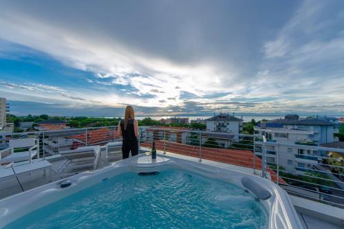 Aurea Attico con Jacuzzi e vista mare Lignano — 4-Star Luxury Hotel in Lignano Sabbiadoro, Italy