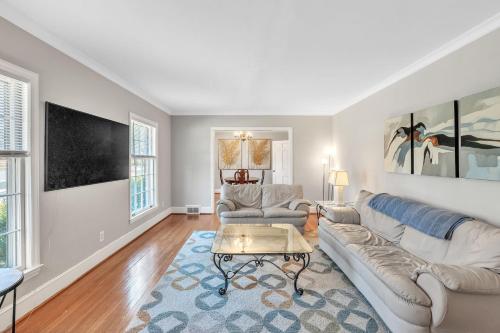4 BR Ranch in Prime Southpark Backyard and Porch — 4-Star Luxury Hotel in Charlotte, United States