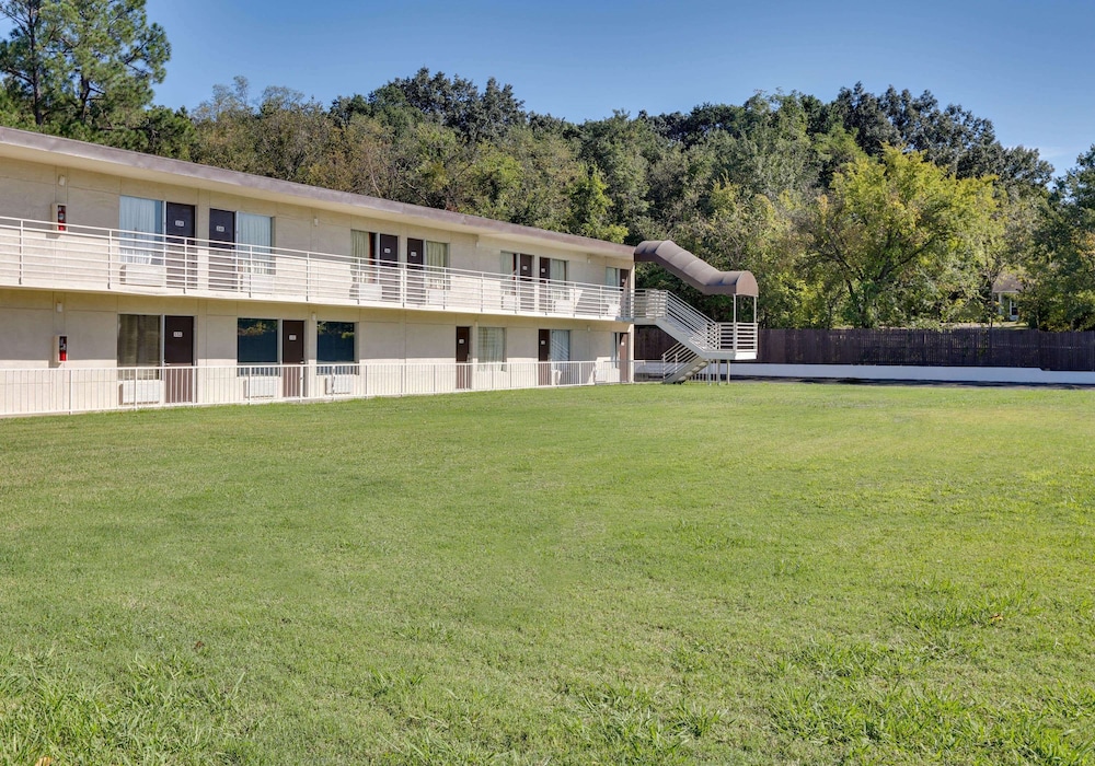Super 8 by Wyndham Fort Smith - photo 11