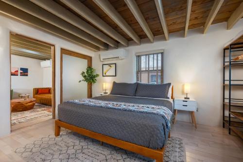 Casa Saint Francis King Bed Patio & Fire Pit 2BR — 4-Star Luxury Hotel in Santa Fe, United States