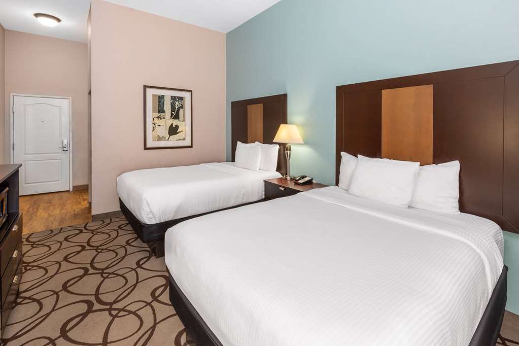 La Quinta Inn & Suites by Wyndham Fort Worth Lake Worth - photo 15