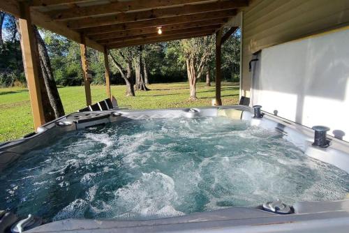 Stewart House with Hot Tub and 3 bedroom — 4-Star Luxury Hotel in Hammond, United States