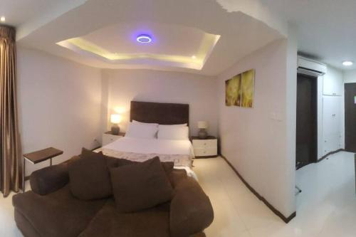 Sheryll Escapes 218 La Grande modern studio with hotel amenities