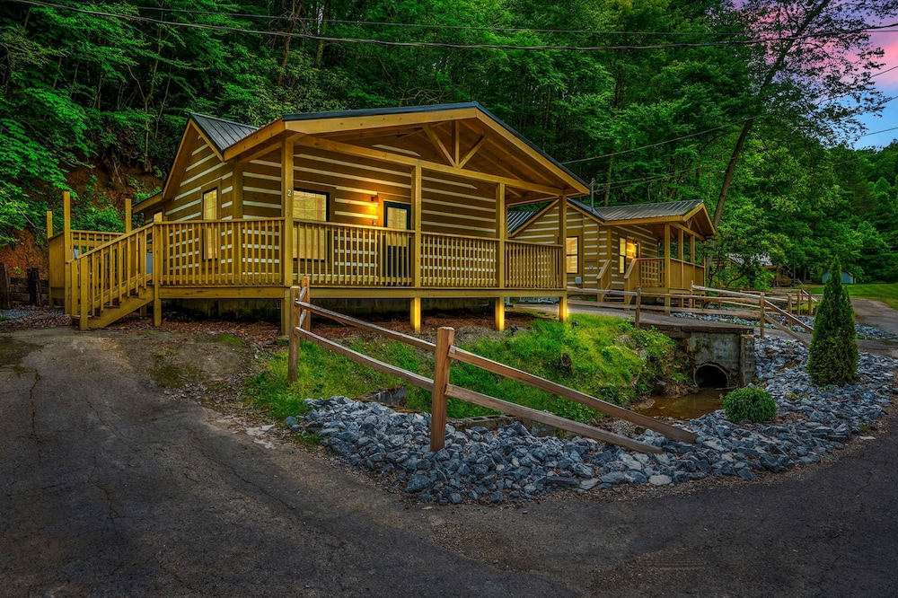 5 Cabins In Gburg Sleeps 16 Firepit & Games — 4-Star Luxury Hotel in Gatlinburg, United States