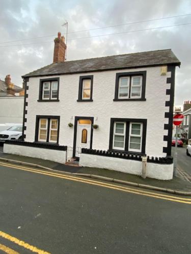 Family Cottage in Llandudno with Parking — 4-Star Luxury Hotel in Llandudno, United Kingdom