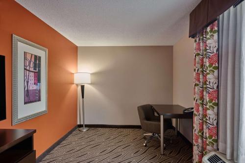 Evansville Plaza Hotel And Suites - photo 29