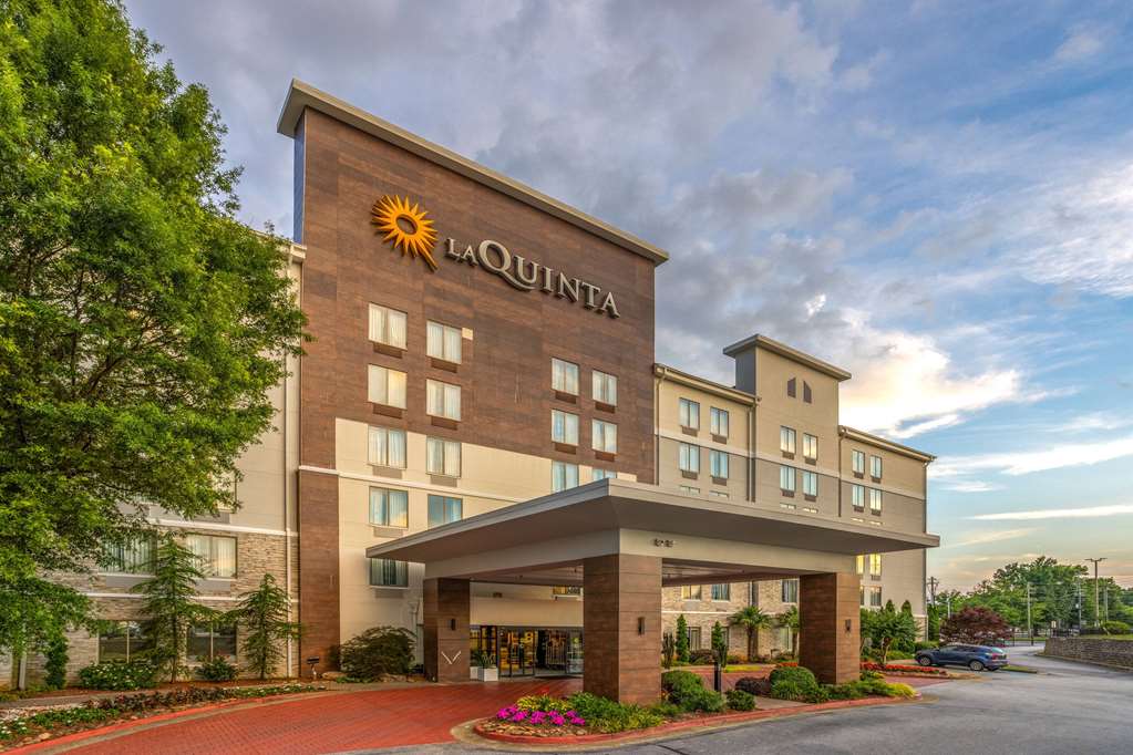 La Quinta Inn & Suites by Wyndham Atlanta Airport North - photo 4