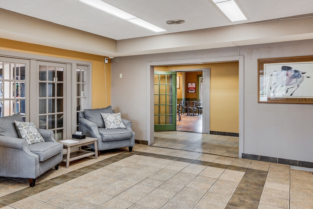 Econo Lodge Whitehall near Michigan's Adventure - photo 2