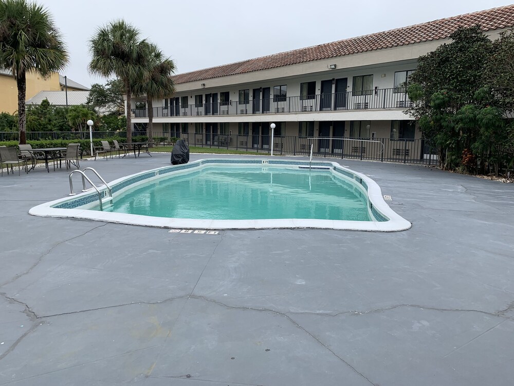 Super 8 by Wyndham Naples - photo 17