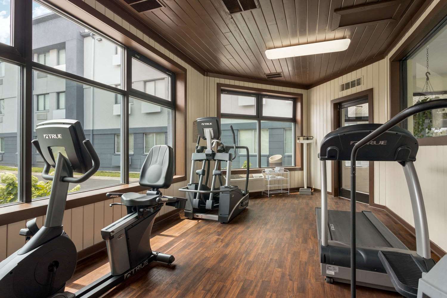 Super 8 by Wyndham Nashville Airport North - photo 20