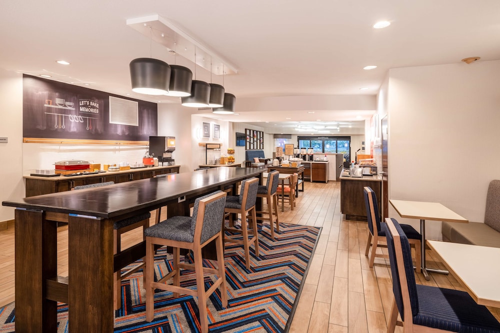 Hampton Inn by Hilton Irvine East Lake Forest - photo 28