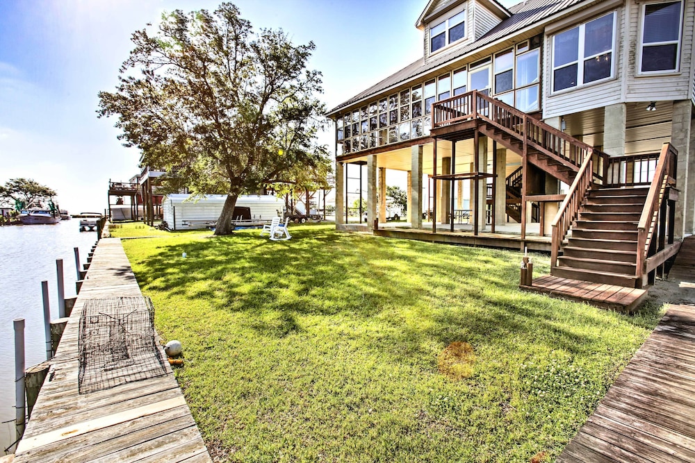 Private Dock with Lift Waterfront New Orleans Home — 4-Star Luxury Hotel in New Orleans, United States