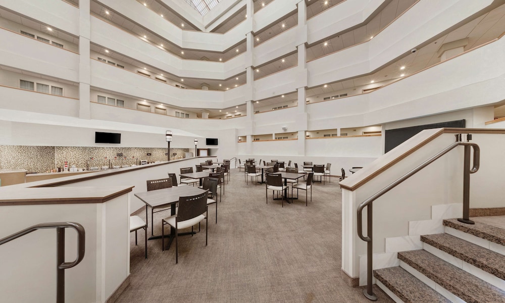 Embassy Suites by Hilton Milwaukee Brookfield - photo 44