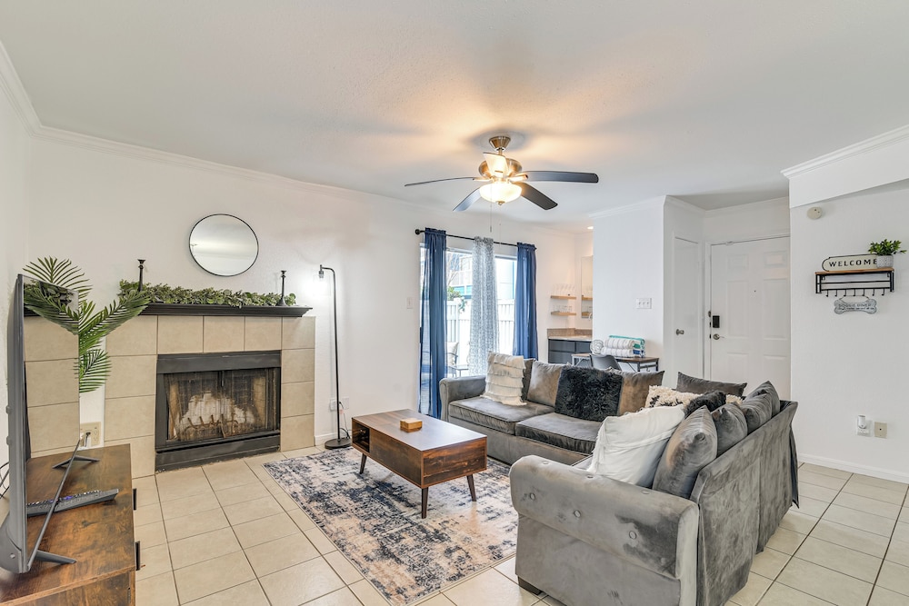 1 Mi to Beach: Galveston Condo w Fenced Patio — 4-Star Luxury Hotel in Galveston, United States