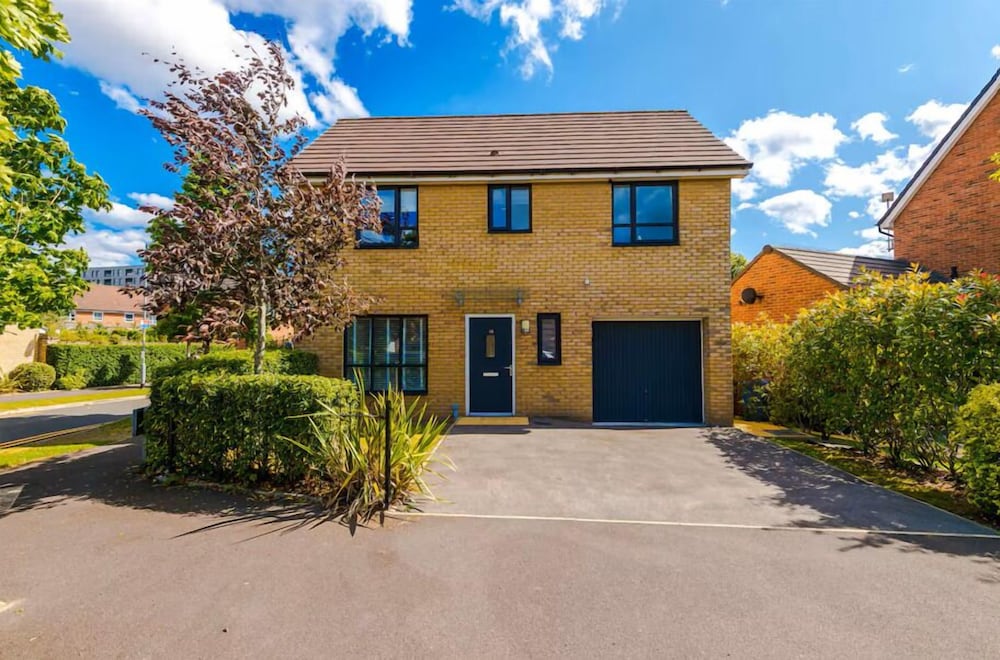 15 Clover Drive — hotel in Salford