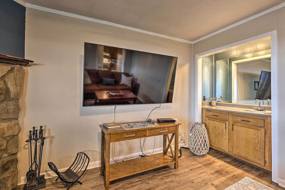 2 Mi to Skiing Resort Style Beech Mountain Condo - photo 19