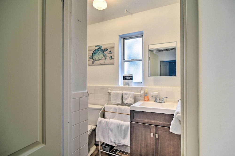 Sun soaked Coastal Hideaway Steps to Beach — hotel in Indian Shores