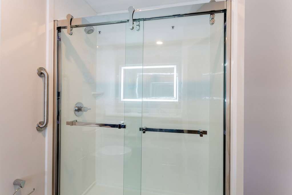 La Quinta Inn & Suites by Wyndham Shorewood - photo 35