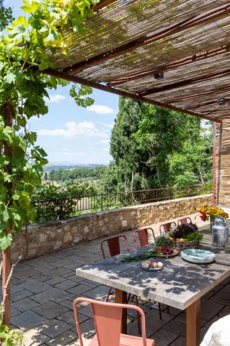 Agriturismo Borgo d'Asso — 4-Star Luxury Hotel in San Giovanni D'asso, Italy
