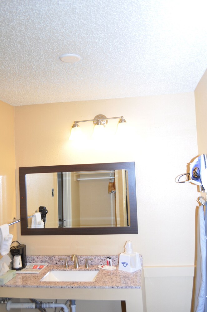 Evergreen Hotel & Suites - photo 12