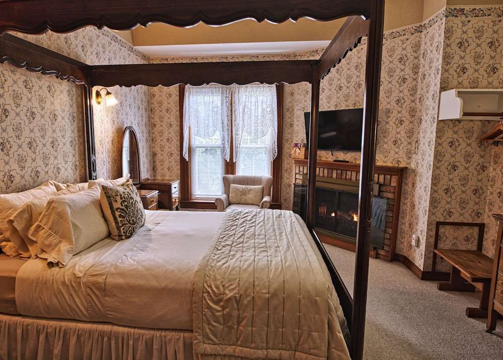 Rockwell Falls Inn and Wine Bar - photo 16