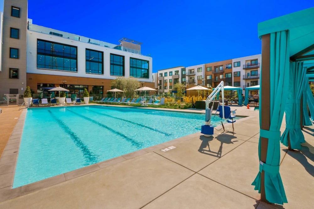 Bluebird Suites near Facebook HQ — 4-Star Luxury Hotel in Menlo Park, United States