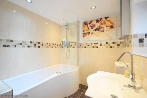Exceptional Two Bedroom Accommodation in Central Whitby with Parking and Stunning Views