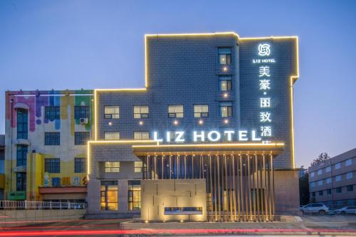 Mehood Lestie Qingdao Qingdao Jiaodong Airport Jiaozhou Baolong Plaza in Jiaozhou, People's Republic of China