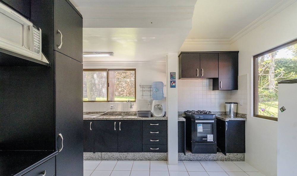 4BR House Pool & BBQ 500m From Beach Che0401