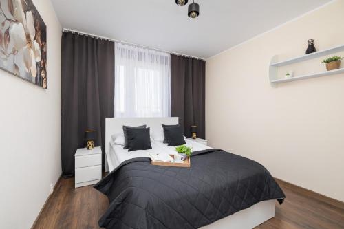 Przytulny Apartament z 3 sypialniami z Biurkiem do Pracy Zdalnej by Noclegi Renters — 4-Star Luxury Hotel in Krakow, Poland