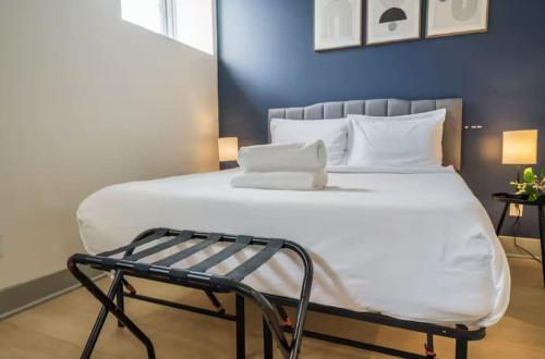 8 Unit Cozy & Bright Loft with Free Parking — 4-Star Luxury Hotel in Louisville, United States