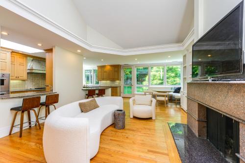 18 Mi To Boston Stylish Unit In Upscale Enclave 22035550 — Weston