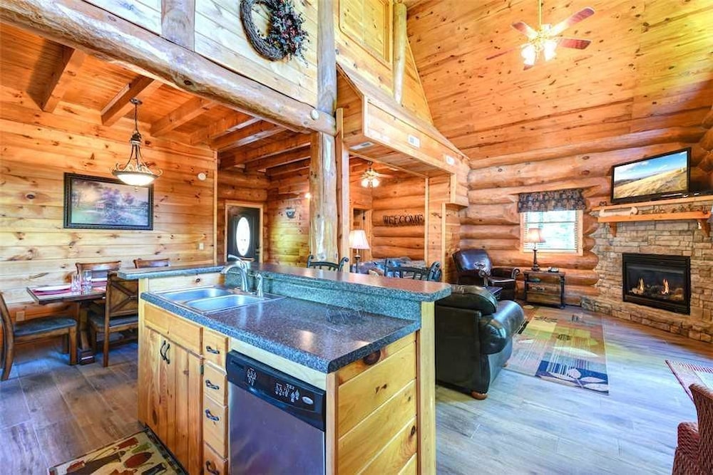 American Heritage 4 Bedroom Home with Mountain View — 4-Star Luxury Hotel in Gatlinburg, United States