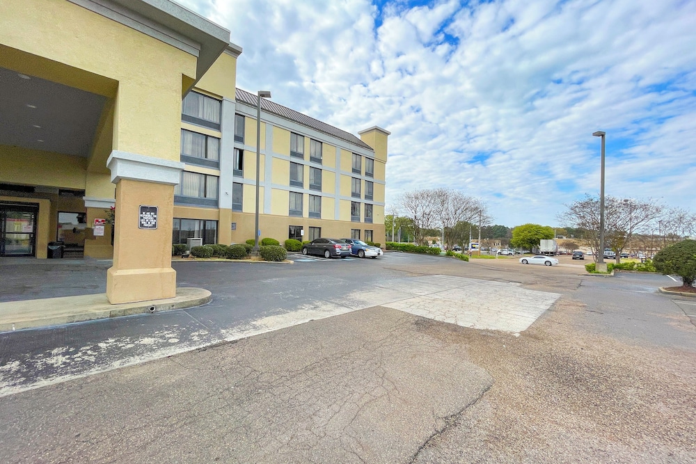 La Quinta Inn & Suites by Wyndham Jackson North - photo 39