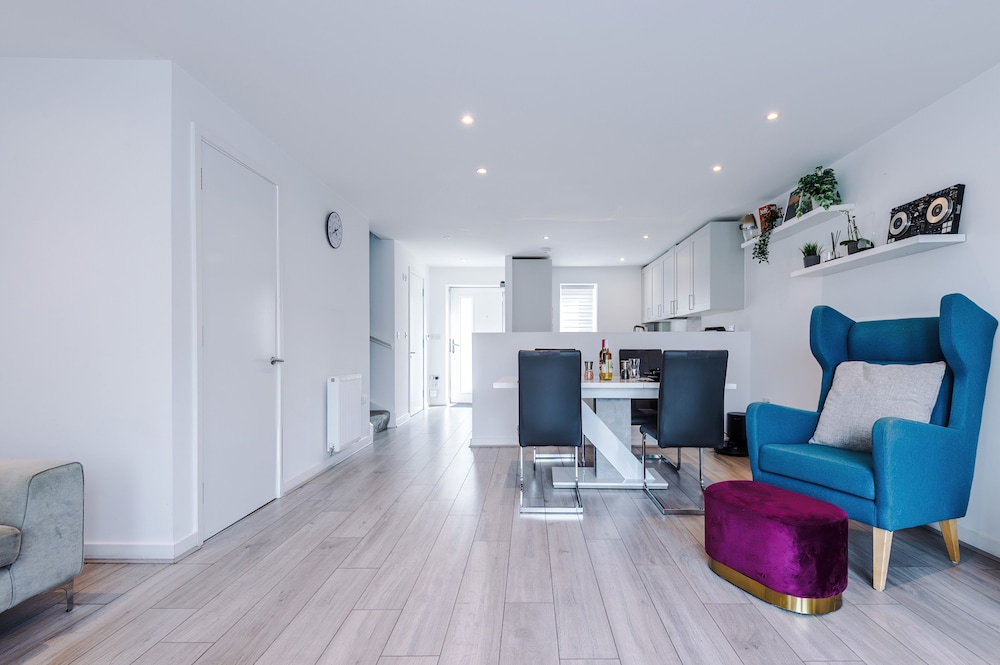 Luxury 2br in Salford Slps 6 Wifi Parking & ps5 — hotel in Salford