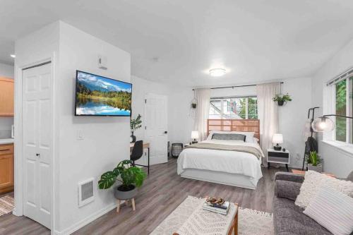 Private Newly Renovated Studio w private Parking — 4-Star Luxury Hotel in Portland, United States