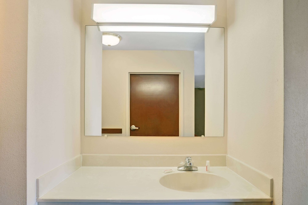 Super 8 by Wyndham Louisville Expo Center - photo 23