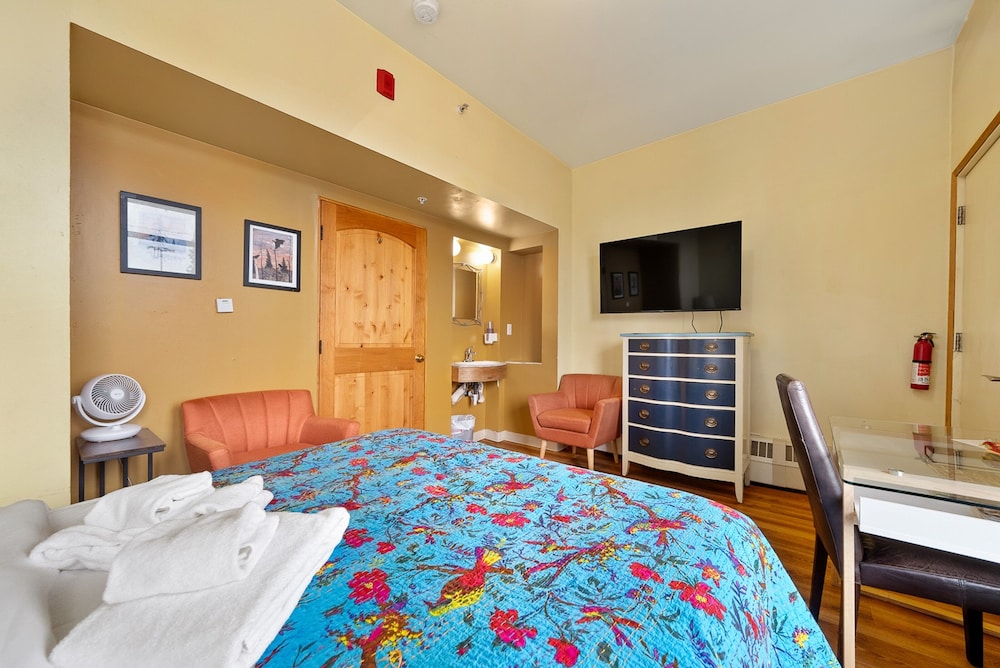 Qupqugiaq Inn - photo 15
