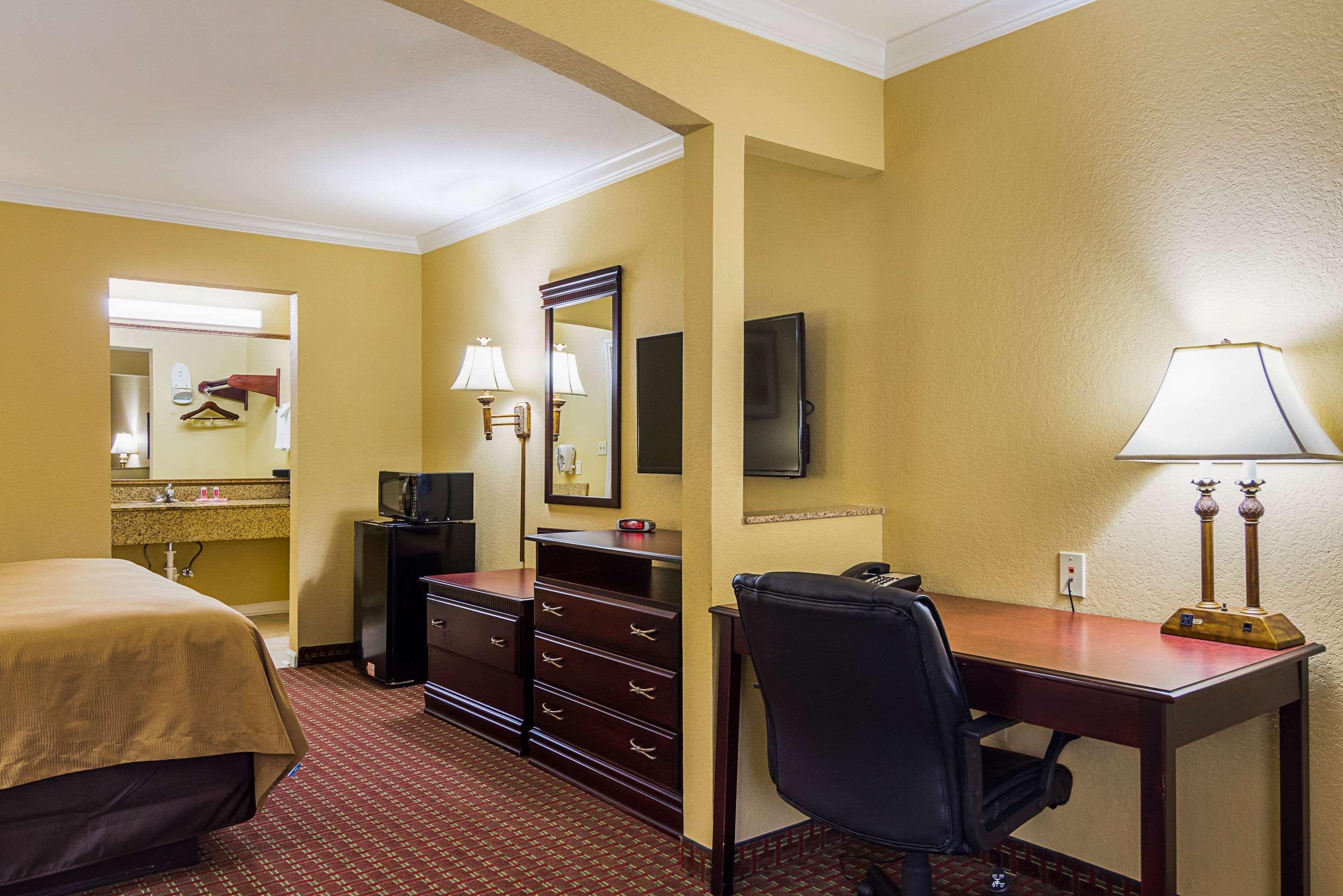 Bryant Inn & Suites - photo 55