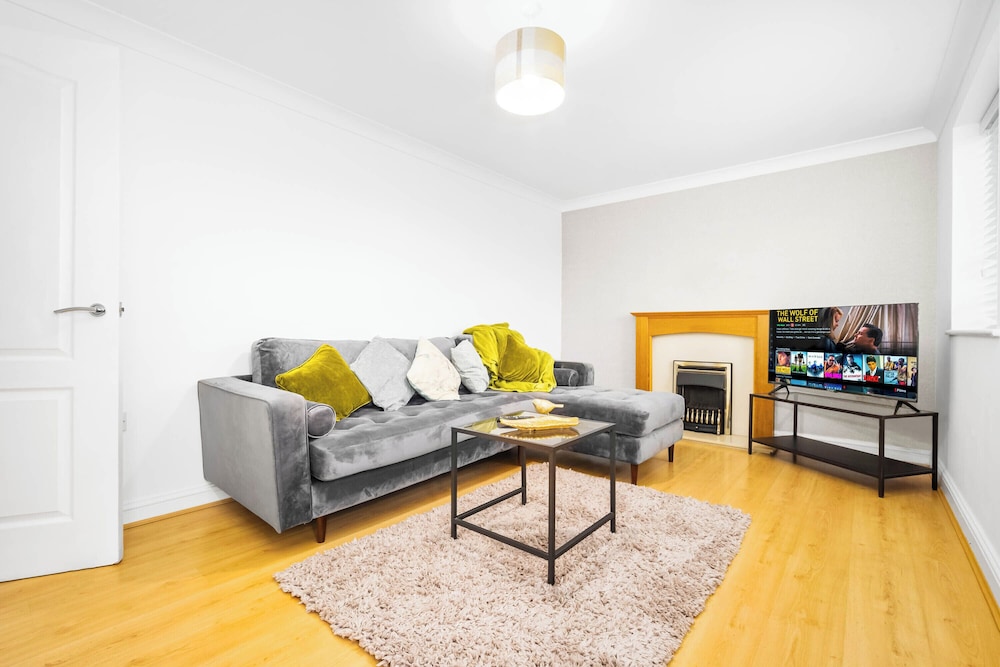Cosy 2 Bed Apt With Free Parking By Oldbury 19747799 — Oldbury