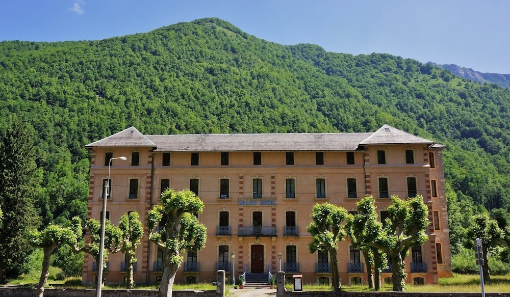 Studio 2 4 pers n6 Grand Hotel Aulus — hotel in Erce-Pres-Liffre
