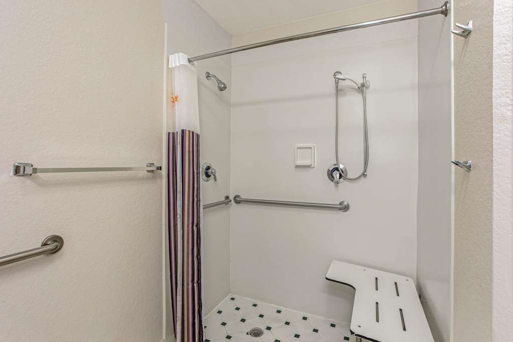 La Quinta Inn & Suites by Wyndham Orlando Airport - photo 42