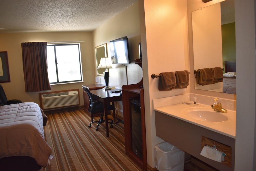 Heartland Hotel and Suites - photo 20
