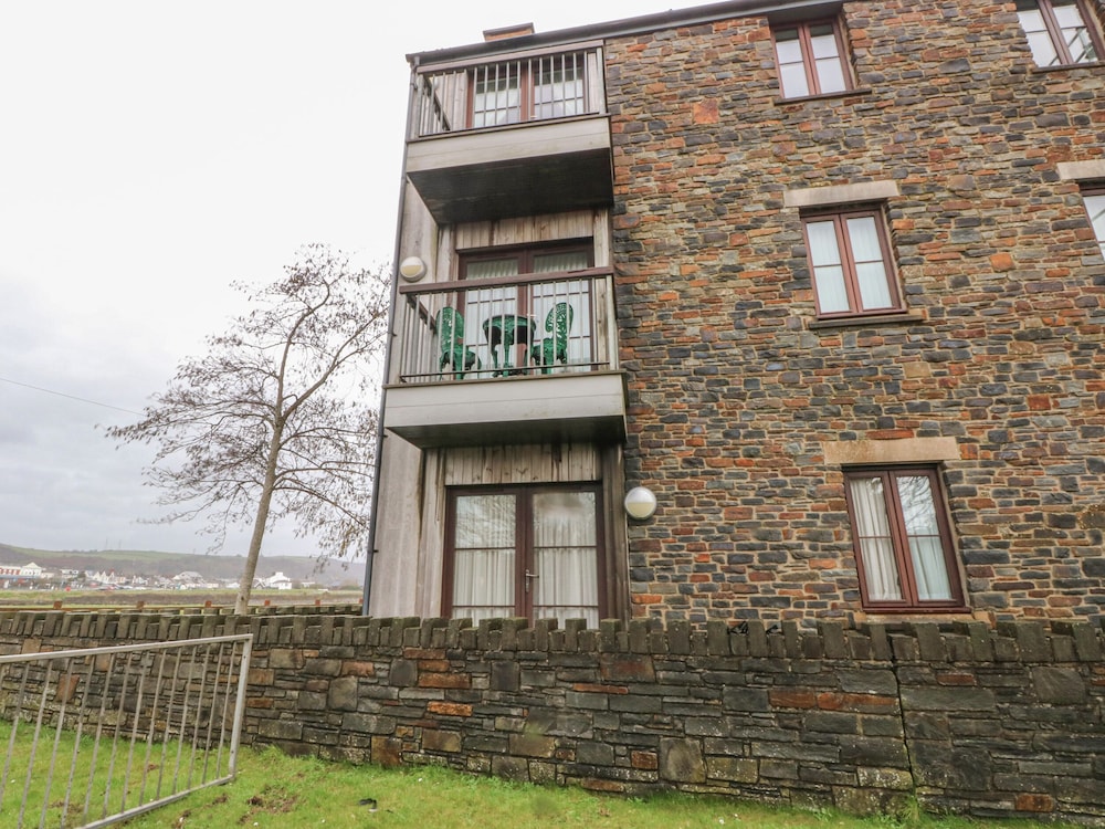 2 Chandlers Yard — 4-Star Luxury Hotel in Burry Port, United Kingdom