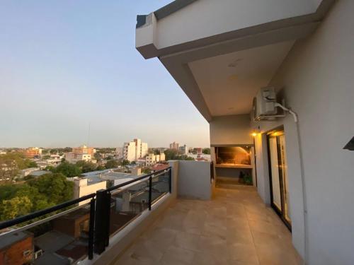 Departamento con gran balcón a la calle y parrilla — 4-Star Luxury Hotel in Corrientes, Argentina
