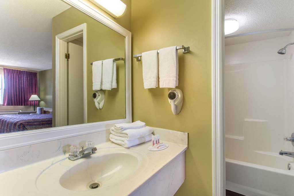 Super 8 by Wyndham Monticello - photo 4